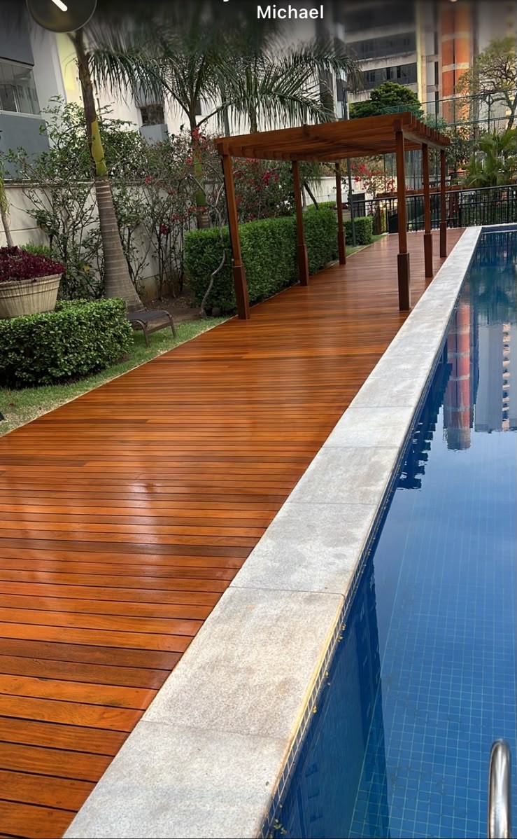 Deck de madeira restaurado junto à piscina